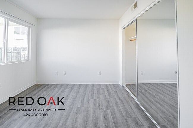 Building Photo - Completely Remodeled Top Floor Bright and ...