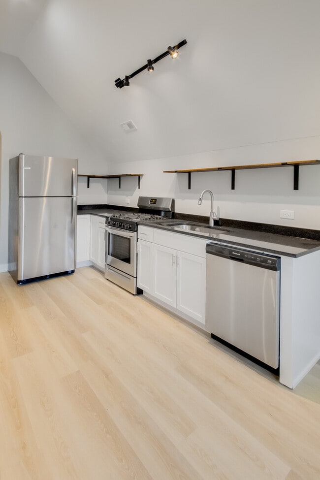 Building Photo - 2842 N Avers Ave