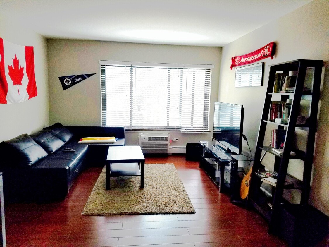 Living room - 607 W Wrightwood Ave (Chicago, IL)