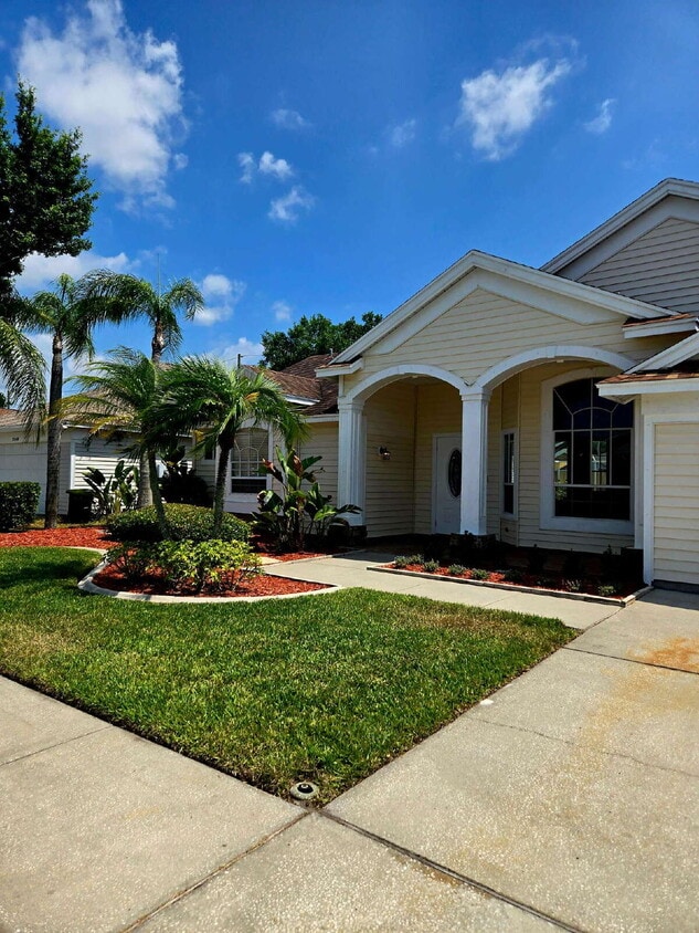 4/2 Pool Home with pool service included - 4/2 Pool Home with pool service included