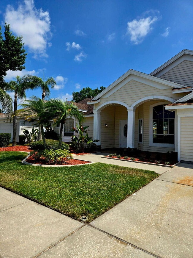 4/2 Pool Home with pool service included - 4/2 Pool Home with pool service included