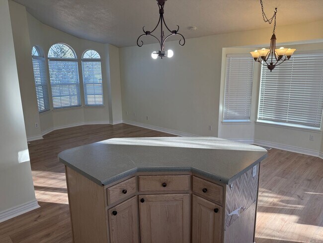 Foto del edificio - 5 Bedroom Home in Herriman; 2700 sq ft; Open Floor Plan