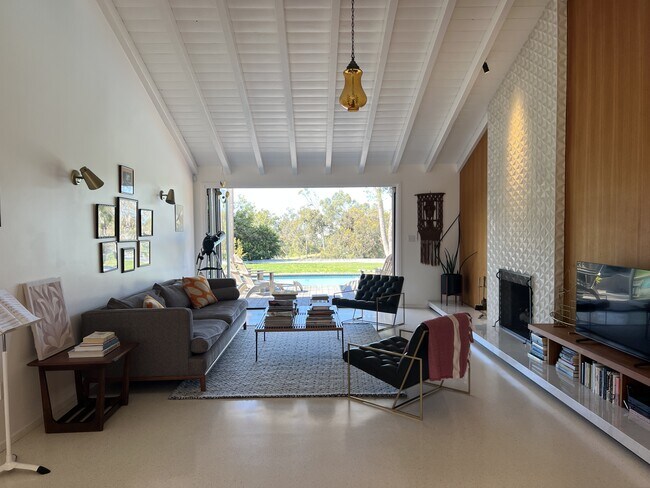 Building Photo - 6655 Dume Dr