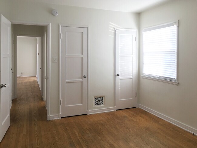 Bedroom - 1960 N Vermont Ave