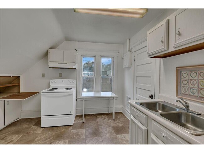 Building Photo - 801 15th Ave S