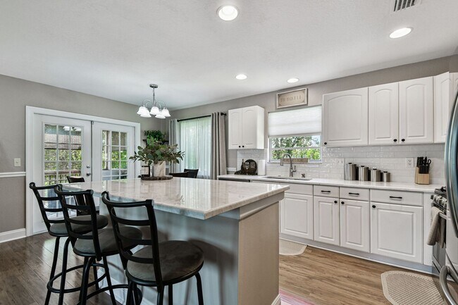 Foto del edificio - Elevated 3-Bed, 2-Bath, Corner-Lot Gem in ...