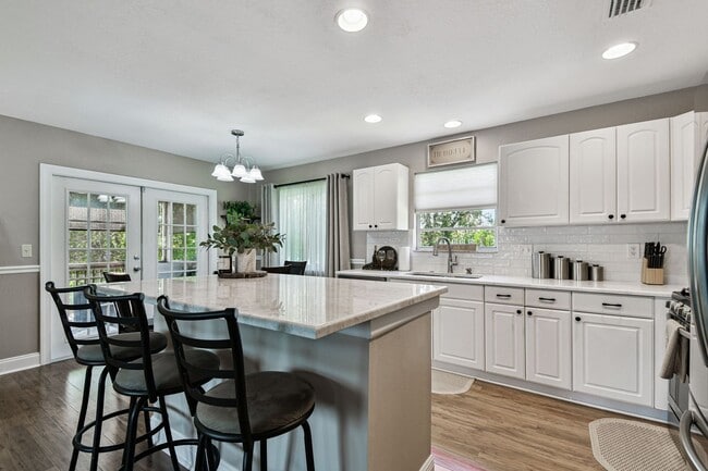 Foto del edificio - Elevated 3-Bed, 2-Bath, Corner-Lot Gem in the Heart of Palmetto