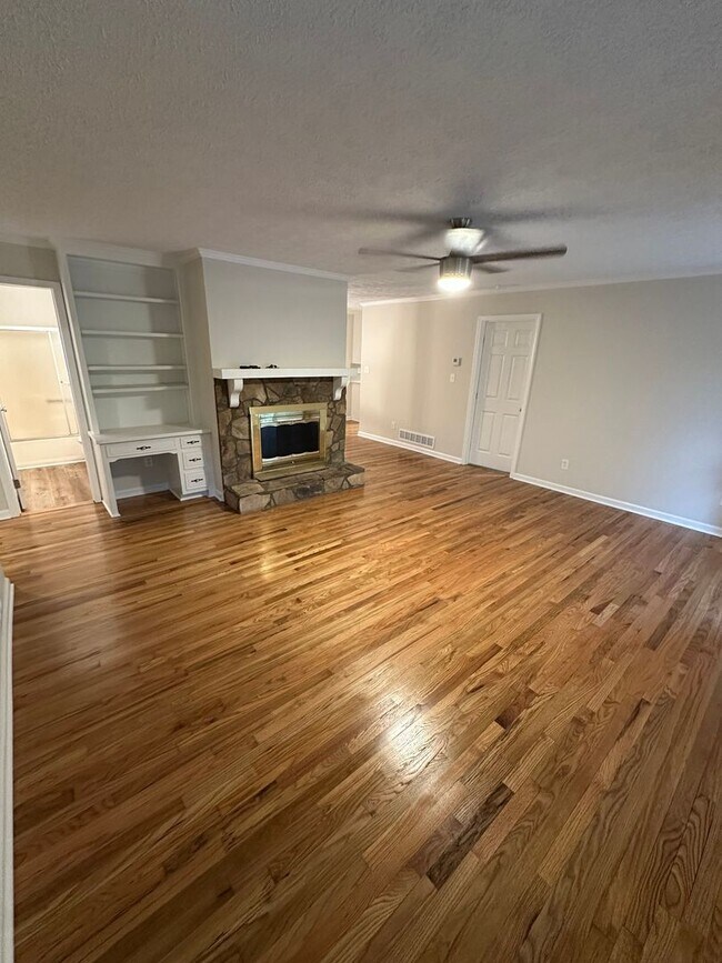 Foto del edificio - Completely Updated 3BR Home – New Kitchen, Floors, Fixtures & More!