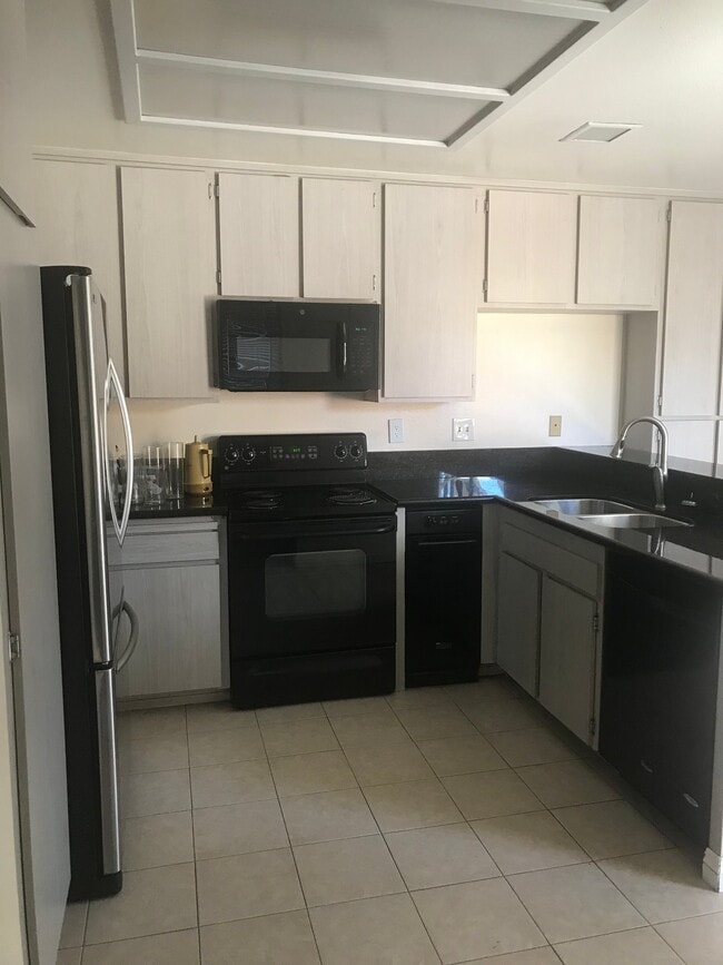 Building Photo - 4500 Villas Dr