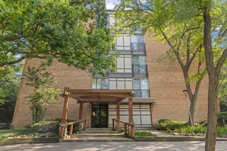 Building Photo - 5820 Oakwood Dr