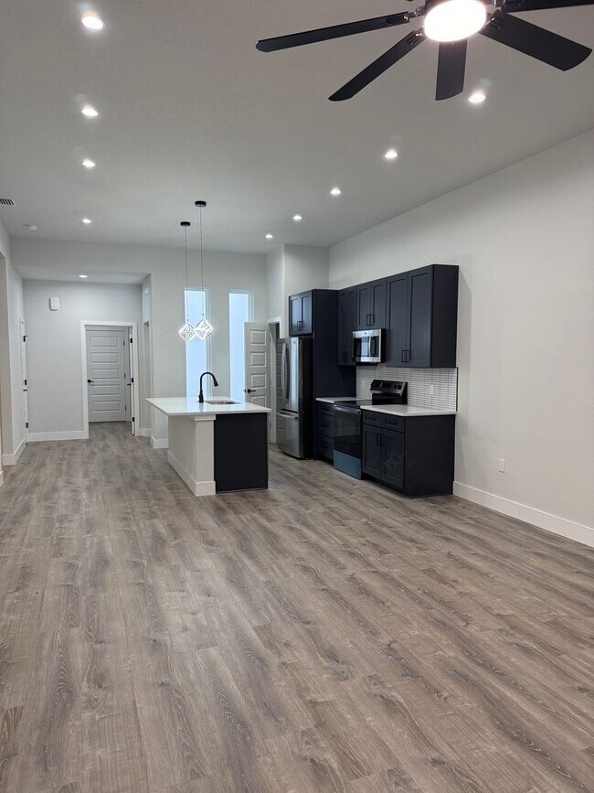 Foto del edificio - Brand new 3/2/2 with fenced in yard and a screened in porch! 50% off first month rent!