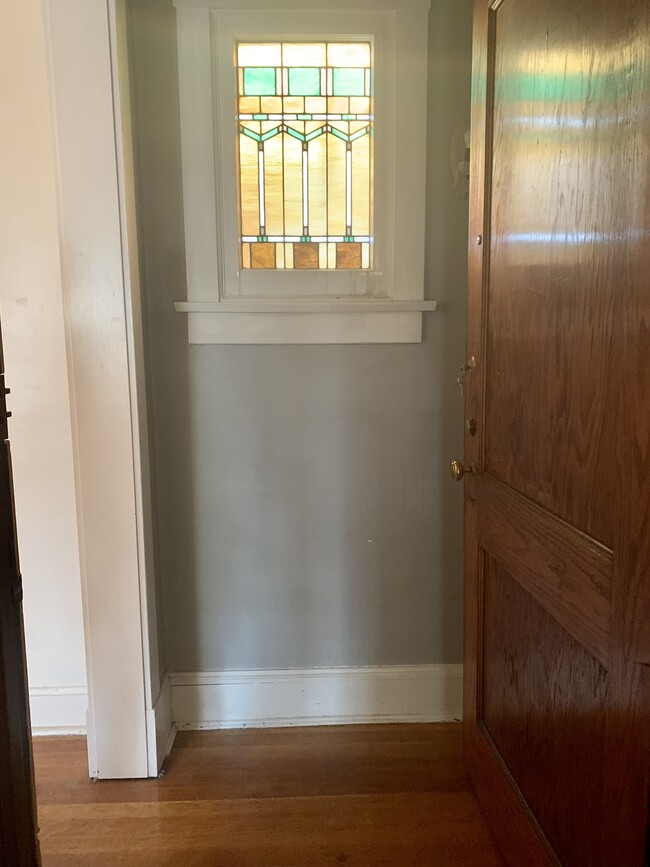 Foyer - 1408 W Balmoral Ave