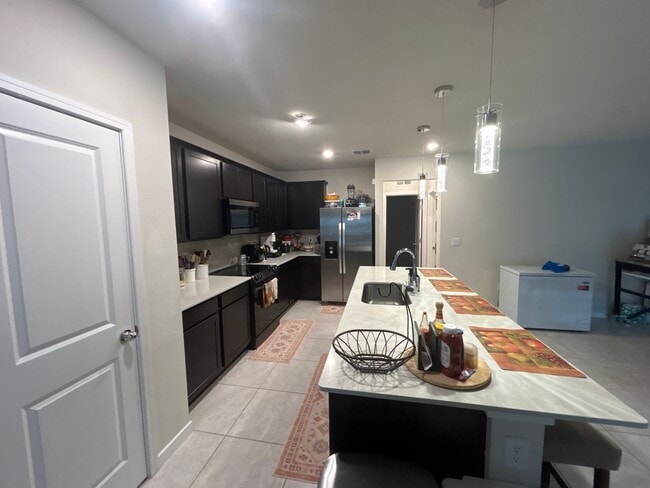 Building Photo - Beautiful and spacious 5/3 Kissimmee