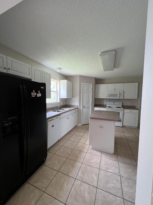 Building Photo - 326 Tislow Dr