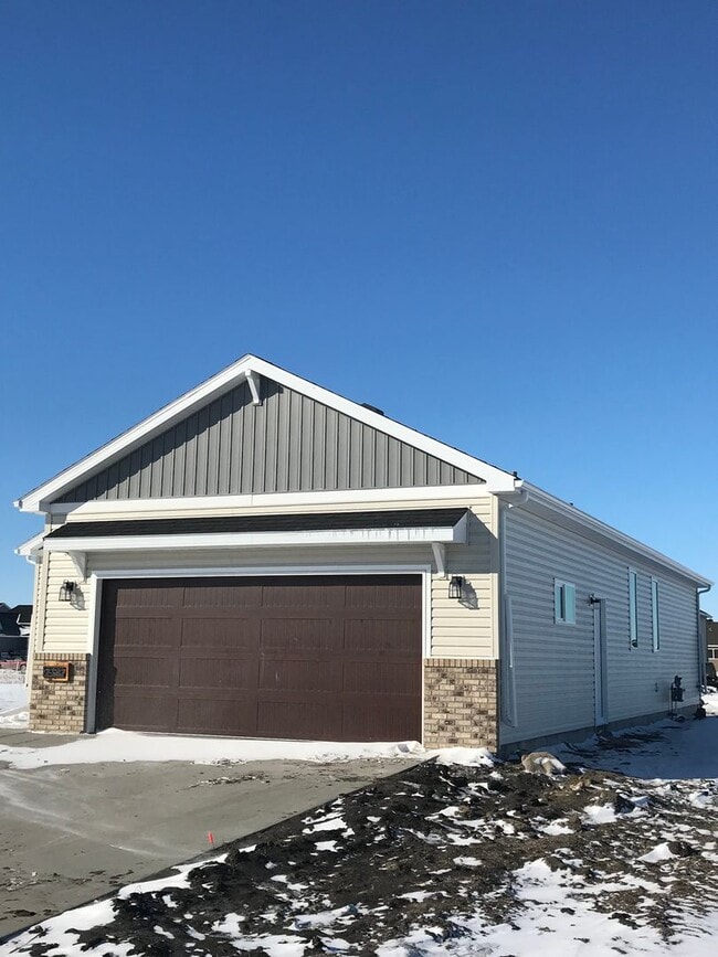 Building Photo - 4 Bed 3 Bath Single Family Home