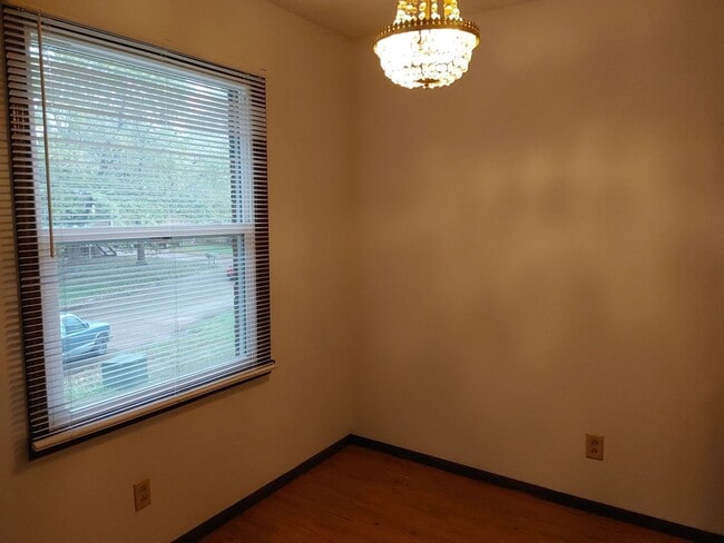 Building Photo - 616 Boxwood Dr