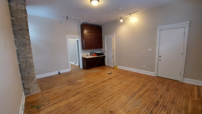 Building Photo - 319 E Garfield Ave