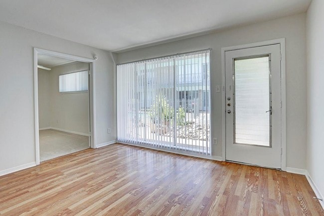 Building Photo - 3703 Roseland St