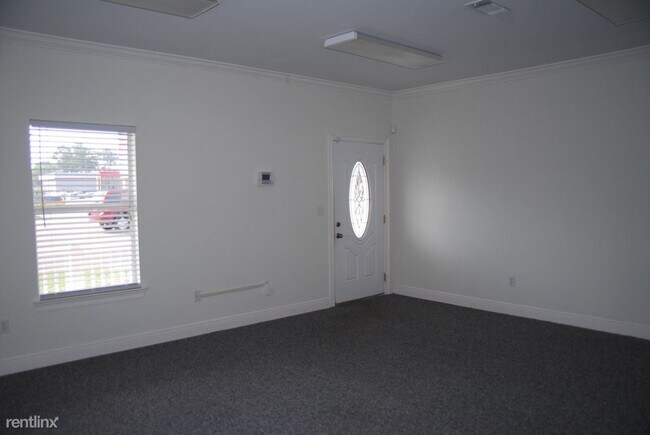 Building Photo - 1 br, 1 bath House - Commercial Property
