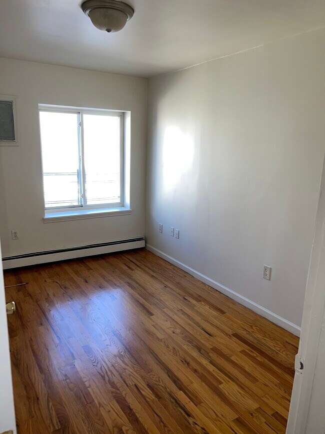 Building Photo - 620 Saint Lawrence Ave