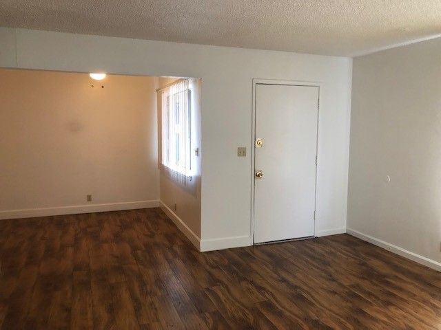 Building Photo - 2 Bedroom 1 Bathroom Upstairs Unit
