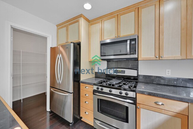 Foto del edificio - 3 BED & 2.5 BATH SINGLE FAMILY HOUSE FOR RENT