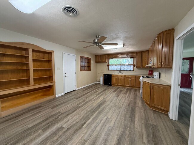Building Photo - 3 Bed, 2 Bath Within Walking Distance of C...