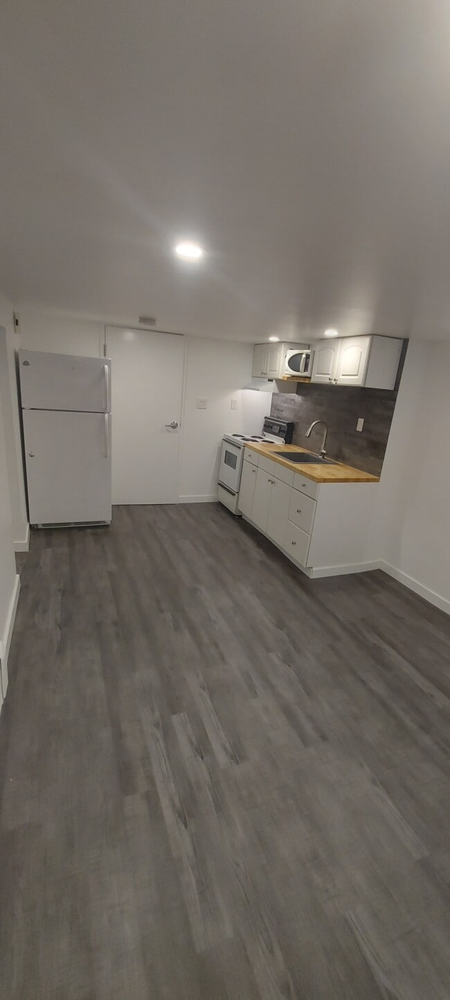 Building Photo - 74 Burnaby Blvd