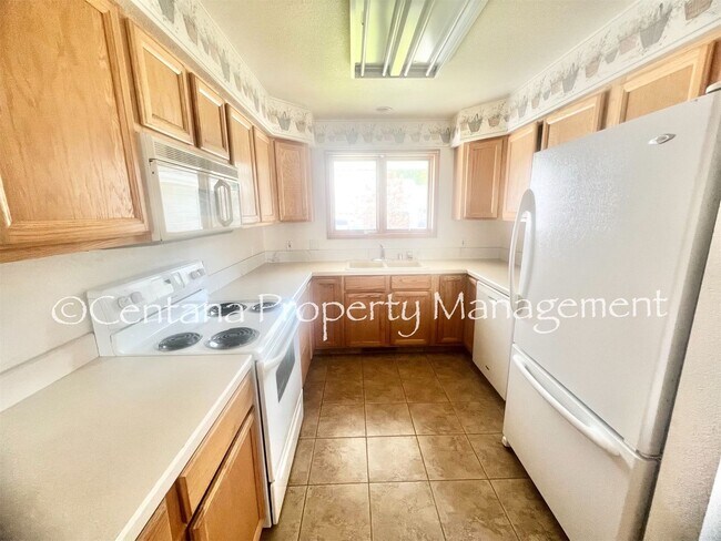 Building Photo - 3 bedroom Condo with a garage and 2 1/2 ba...