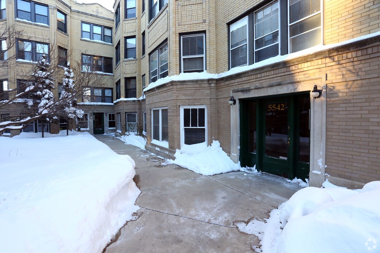 Foto del edificio - 5542 N Artesian Ave