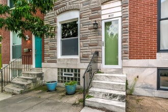Building Photo - 806 S Clinton St