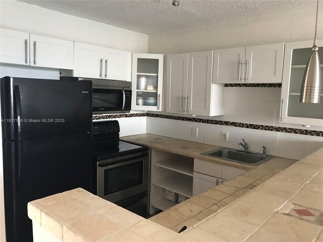 Building Photo - 3475 N Country Club Dr