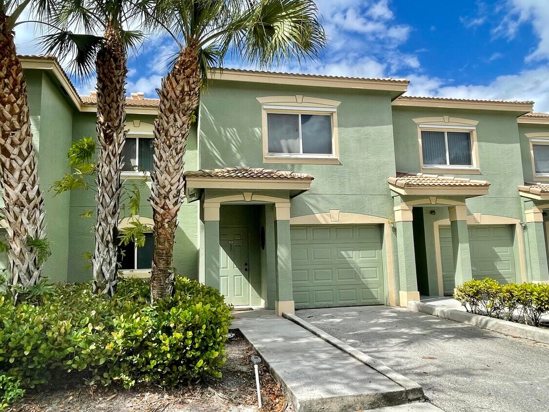 250 Crestwood Cir Unit 203, Royal Palm Beach, FL 33411 Condo for Rent in Royal Palm Beach, FL