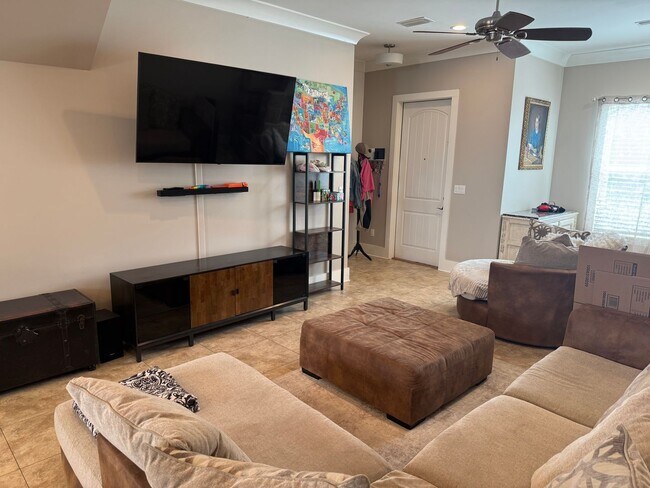 Building Photo - Updated Townhouse in Destin with Garage!