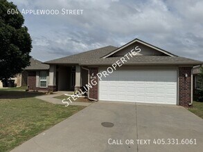 Building Photo - 604 Applewood St