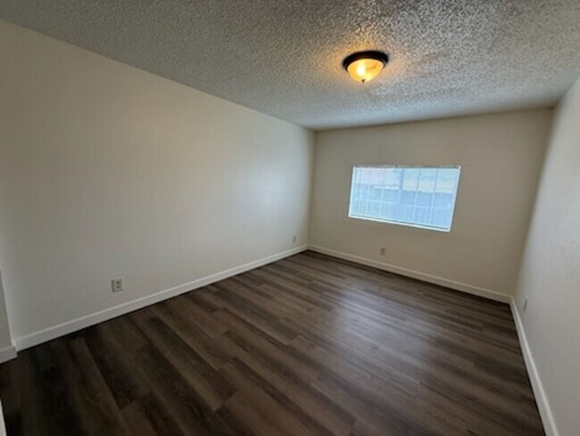 Building Photo - Alley Access 2 Bedroom with Bonus Room