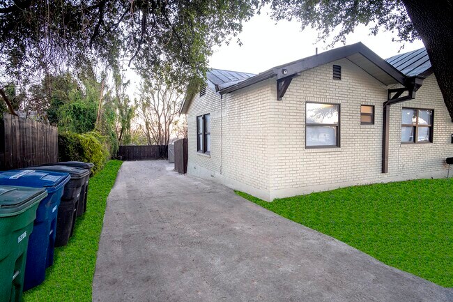Foto del edificio - 816 Dakota Street, Unit #B