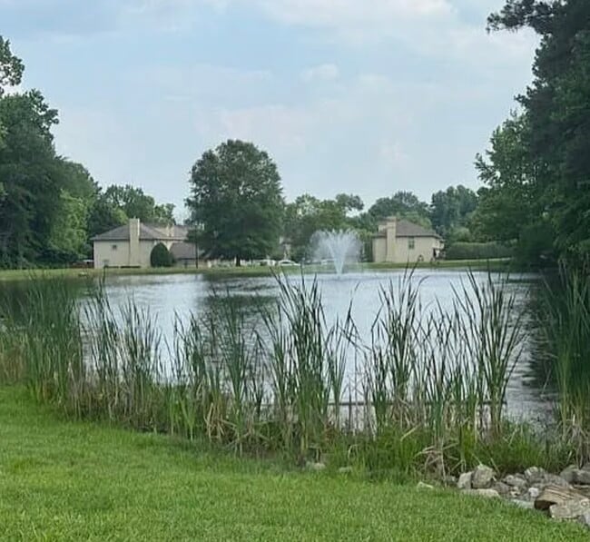 Building Photo - 1694 Red Oak Dr