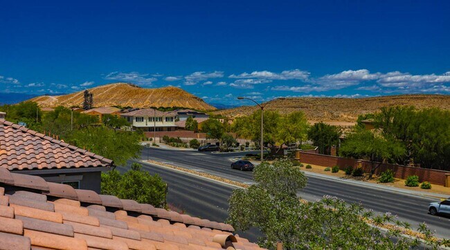 Building Photo - Beautiful 3 Bedroom Townhome With Stunning Mountain Views