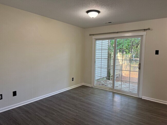 Foto del edificio - 432 Myrtlewood Cir
