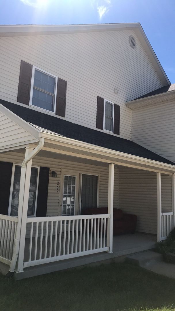Building Photo - 3 Bedroom Townhouse Available July 2026. M...