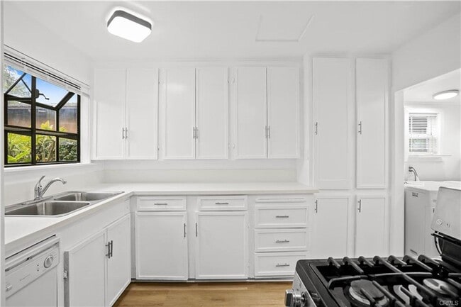 Building Photo - 3 Bedroom, 1 Bathroom Home – Ideal for Stu...