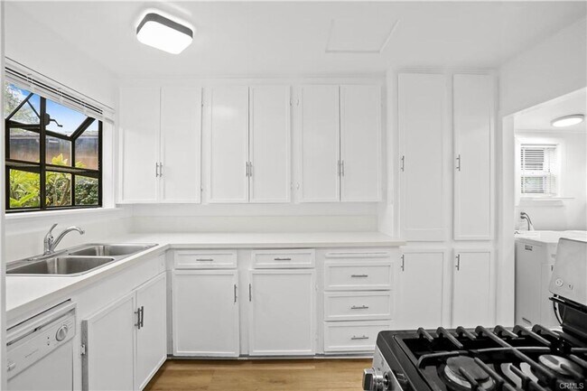 Foto del edificio - 3 Bedroom, 1 Bathroom Home – Ideal for Stu...