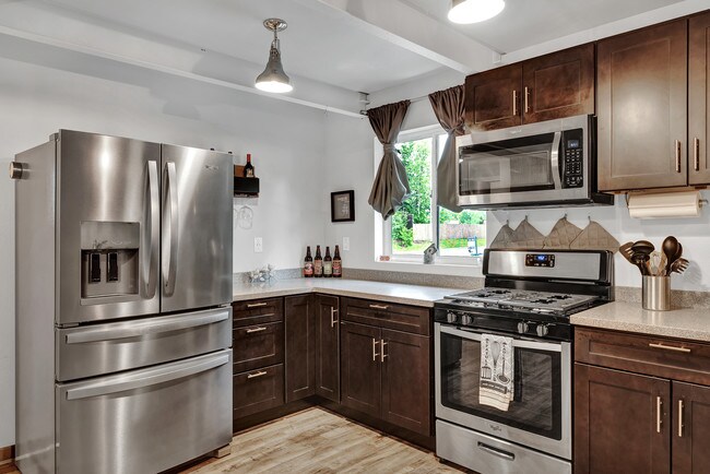 Ice Maker and Water, Gas Stove - 11142 Mausel St