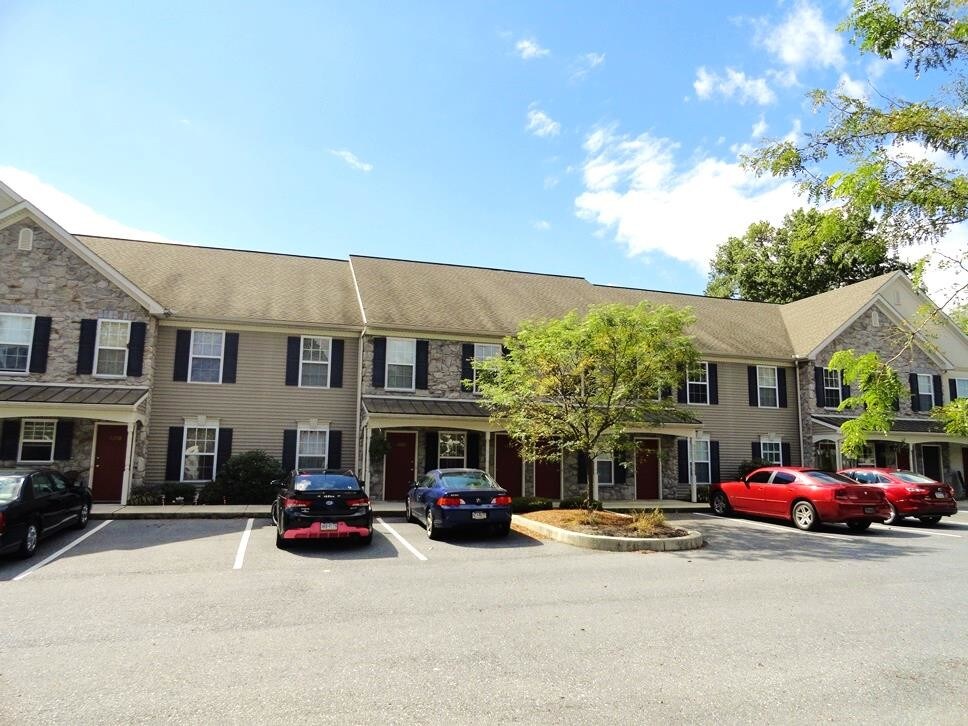 Sunny Spacious 3 Bedroom 2nd Floor Apartment Apartment for Rent in