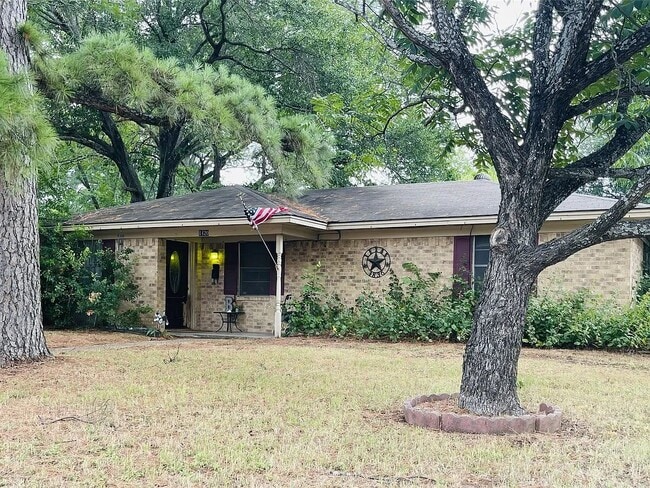 Building Photo - 1420 Sycamore Ave