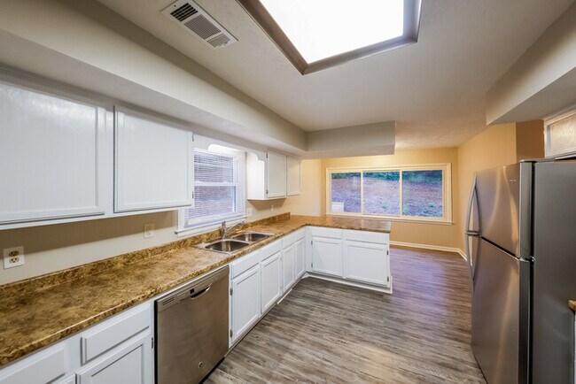 Building Photo - Adorable 4 Bedroom Home