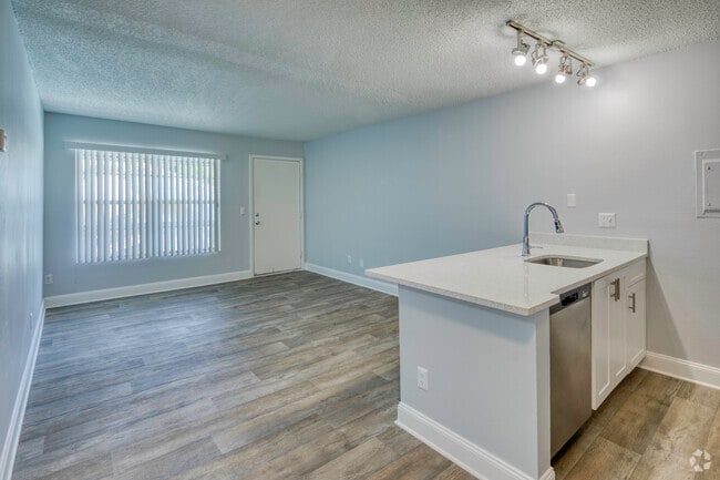 1BR, 1BA - 600SF 6904 Ralston Place Dr Tampa, FL 33614-4466 - Beach Club Apartments