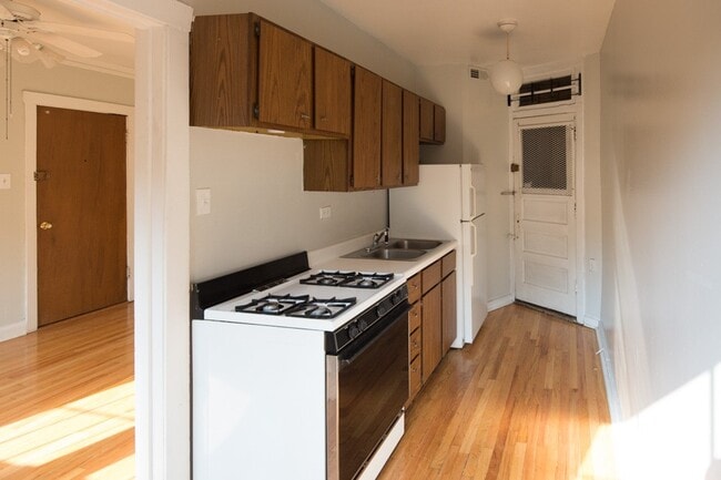 Building Photo - 3007 N Racine Ave