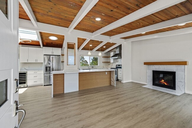 Building Photo - Modern 4-Bedroom Crestmoor Home with Expan...